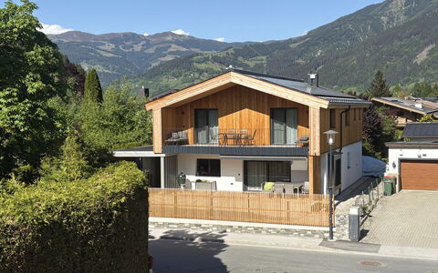 Glacier Loft Kitzsteinhorn 1: Home, House, Roof, Residential Area, Cottage, Siding, Slope, Village, Estate, Balcony