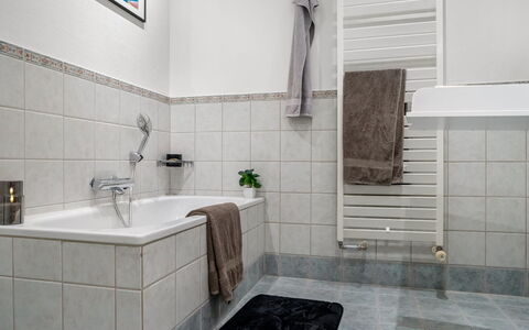 Elene - from the Sea: Flooring, Plumbing Fixture, Floor, Interior Design, Bathroom, Tile, Tap, Plumbing, Bathtub, Room