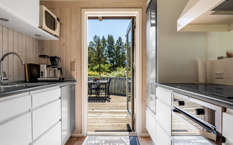 Erle - 990M from the Sea: Wood, Kitchen Appliance, Kitchen, Major Appliance, Flooring, Floor, Countertop, Hardwood, Wood Flooring, Wood Stain