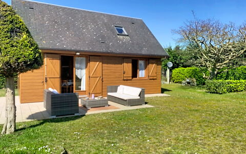 Le Chalet: Cottage, Roof, Garden, Garden Buildings, Backyard, Landscaping, Yard, Design, Farmhouse, Siding