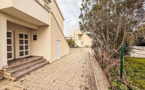 Zaton 210: Wall, Residential Area, Architecture, Home, Apartment, Composite Material, Driveway, Concrete, Suburb, Balcony