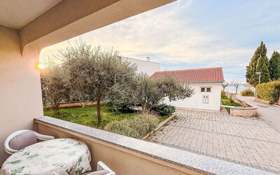 Zaton 210: Architecture, Residential Area, Home, Garden, Estate, Landscaping, Yard, Shade, Driveway, Suburb