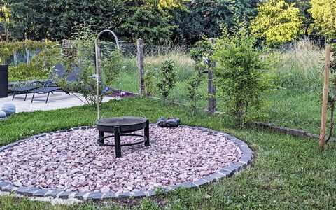 Helfrichs Ferienwohnung: Grass, Garden, Groundcover, Lawn, Backyard, Yard, Soil, Landscaping