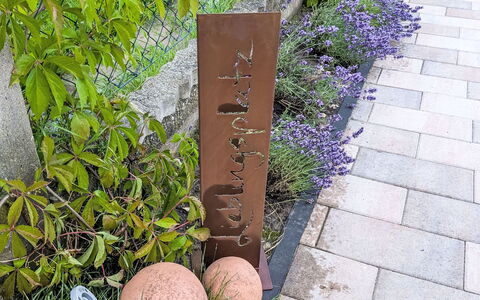 Helfrichs Ferienwohnung: Shrub, Groundcover, Garden, Landscaping, Herb, Flowerpot