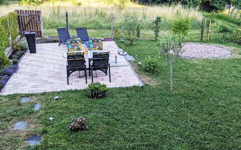 Helfrichs Ferienwohnung: Grass, Garden, Shrub, Outdoor Furniture, Lawn, Groundcover, Backyard, Yard, Landscaping