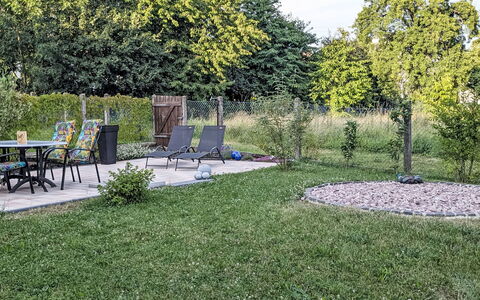 Helfrichs Ferienwohnung: Grass, Tree, Garden, Shrub, Lawn, Land Lot, Shade, Groundcover