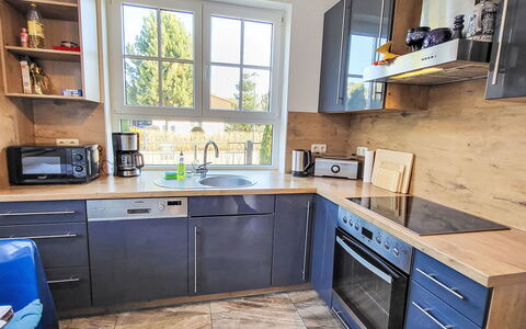 Kallinchen am Motzener See: Furniture, Countertop, Kitchen Appliance, Kitchen, Cabinetry, Flooring, Major Appliance, Interior Design, Wood, Home Appliance