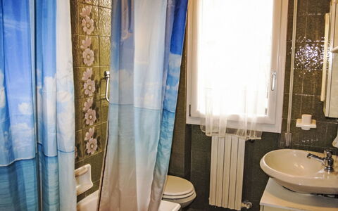 Piedi sulla Spiaggia: Textile, Interior Design, Curtain, Floor, Room, Plumbing Fixture, Linens, Window Treatment, Window Covering, Bathroom