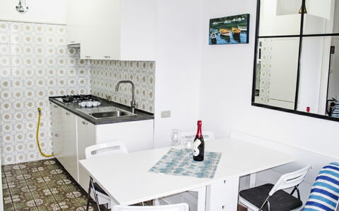 Piedi sulla Spiaggia: Furniture, Flooring, Interior Design, Floor, Kitchen, Major Appliance, Kitchen Appliance, Room, Chair, Countertop