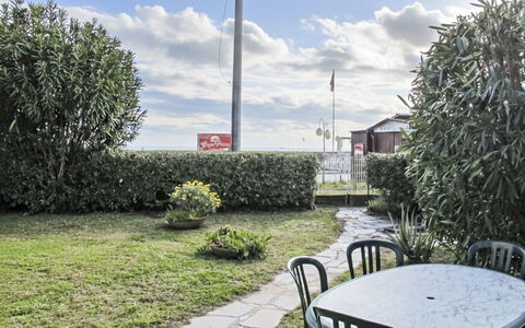 Piedi sulla Spiaggia: Shrub, Garden, Shade, Lawn, Yard, Landscaping, Outdoor Furniture, Backyard