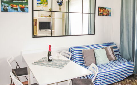Piedi sulla Spiaggia: Furniture, Interior Design, Flooring, Floor, Couch, Room, Lighting, Table, Living Room, Apartment