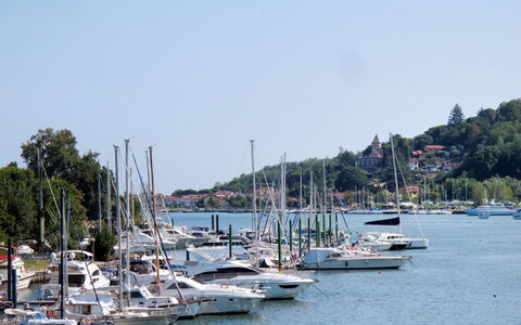 Piedi sulla Spiaggia: Boat, Watercraft, Marina, Water, Body Of Water, Boats And Boating--Equipment And Supplies, Waterway, Mast, Port, Naval Architecture