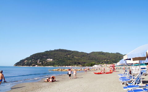 Piedi sulla Spiaggia: Beach, Water, Body Of Water, Coast, Mountainous Landforms, Coastal And Oceanic Landforms, Sea, Shore, Summer, Hill