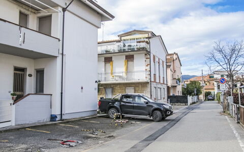 Piedi sulla Spiaggia: Neighbourhood, Residential Area, Home, Suburb, Balcony