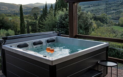 Nido di Falco: Plumbing Fixture, Bathtub, Jacuzzi, Swimming Pool, Water Feature, Design, Hardwood