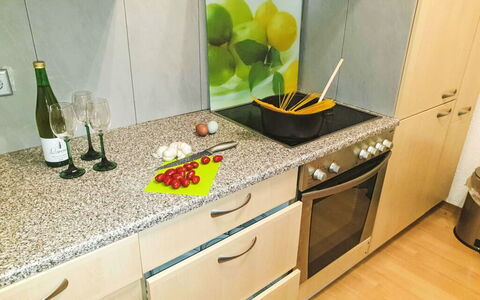 Tinkerhof Stahlhut: Countertop, Kitchen, Tableware, Flooring, Kitchen Appliance, Home Appliance, Fruit, Cabinetry, Major Appliance