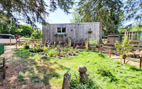 Tiny House Cottage Herbert: Shrub, Garden, Land Lot, Cottage, Rural Area, Groundcover, Backyard, Garden Buildings, Shed