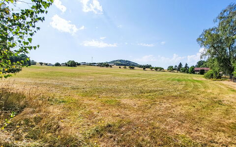 Tiny House Cottage Herbert: Blue, Sky, Daytime, Grass, Green, Natural Environment, Grassland, Natural Landscape, Plain, Ecoregion