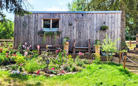 Tiny House Cottage Herbert: Wood, Shrub, Garden, Shed, Cottage, Garden Buildings, Backyard, Groundcover, Spring