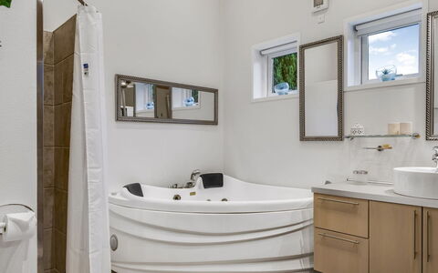 Elizabeth - 175M from the Sea: Interior Design, Plumbing Fixture, Flooring, Bathroom, Bathtub, Floor, Ceiling, Tap, Plumbing, Lighting
