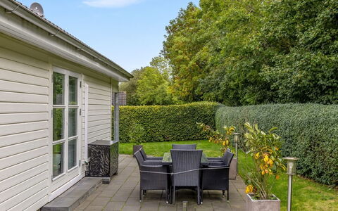 Elizabeth - 175M from the Sea: Shrub, Garden, Groundcover, Landscaping, Cottage, Yard, Lawn, Outdoor Furniture, Backyard, Shade