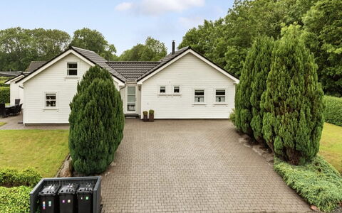 Elizabeth - 175M from the Sea: House, Home, Roof, Residential Area, Cottage, Estate, Driveway, Siding, Garden, Lawn