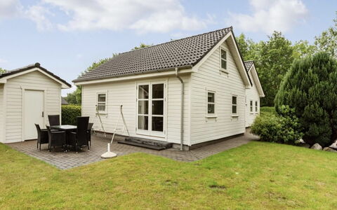 Elizabeth - 175M from the Sea: Residential Area, Roof, Suburb, Driveway, Estate, Chimney