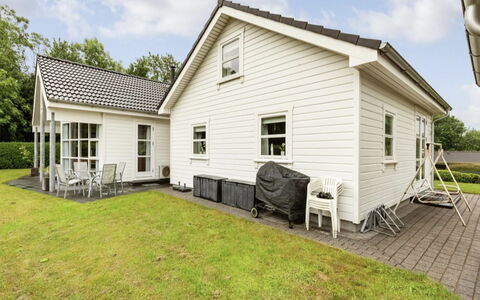 Elizabeth - 175M from the Sea: Residential Area, Roof, Suburb, Driveway, Estate, Chimney