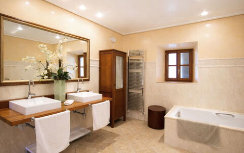 Son Peroti: Interior Design, Flooring, Plumbing Fixture, Sink, Bathroom, Floor, Bathroom Sink, Tap, Ceiling, Countertop