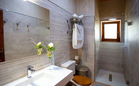 Estret: Flooring, Plumbing Fixture, Interior Design, Floor, Bathroom, Sink, Tap, Bathroom Sink, Tile, Plumbing