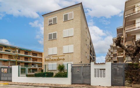 Balandro: Apartment, Urban Design, Condominium, Balcony, Hotel