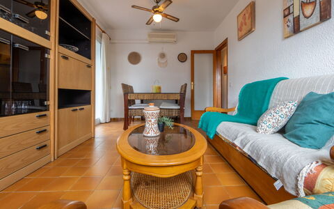 Balandro: Furniture, Interior Design, Flooring, Wood, Ceiling, Floor, Room, Lighting, Living Room, Apartment