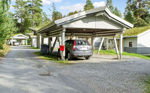 Kulta-Käkönen 6 by Bomba: Driveway, Parking, Garage