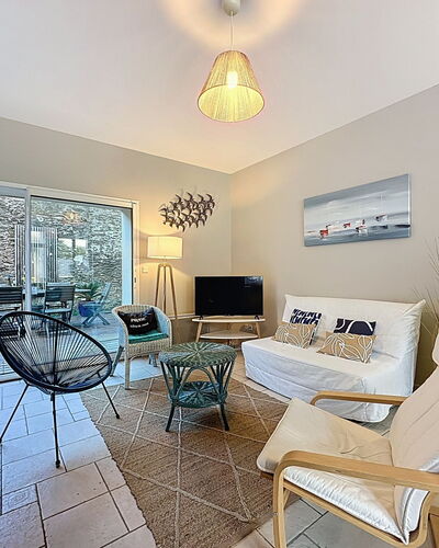 Le Sémaphore: Furniture, Interior Design, Flooring, Couch, Floor, Wall, Chair, Table, Ceiling, Living Room