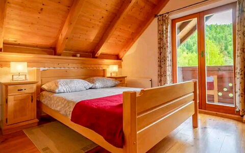 Chalet Relax: Wood Stain, Hardwood, Bedroom, Bed, Wood Flooring, Attic, Bedding, Hotel, Linens, Cabinetry