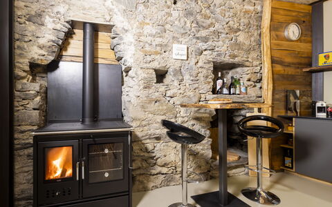 Casa Ulme': Hearth, Interior Design, Wood-Burning Stove, Furniture, Home Appliance, Stove, Living Room, Wood Stain, Fireplace, Cabinetry