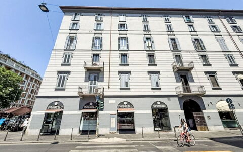 Brera Boutique Apartment: Light Fixture