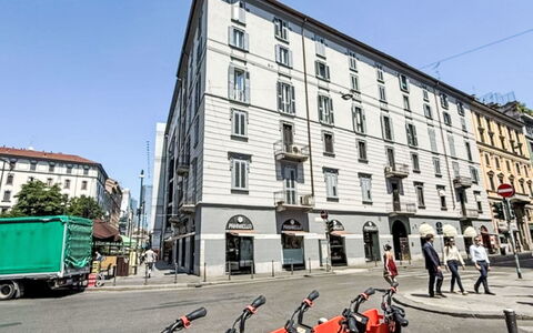 Brera Boutique Apartment: Building, Window, Urban Area, Metropolitan Area, Apartment, Mixed-Use, Commercial Building, Metropolis, Condominium