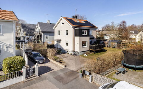 Vårhemsplatsen: Building, Residential Area, House, Home, Roof, Neighbourhood, Suburb, Human Settlement, Siding, Cottage