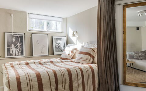 Vårhemsplatsen: Furniture, Bed, Interior Design, Bedroom, Wall, Bedding, Bed Sheet, Linens, Ceiling, Room