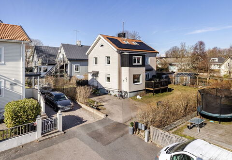 Vårhemsplatsen: Building, Residential Area, House, Home, Roof, Neighbourhood, Suburb, Human Settlement, Siding, Cottage