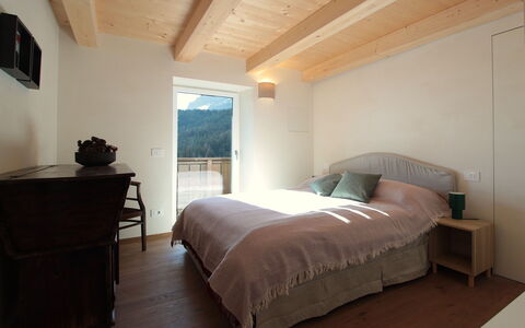 Casa Tomà Mountain View Cortina: Furniture, Wood, Interior Design, Floor, Flooring, Room, Ceiling, Linens, Bedroom, Bed