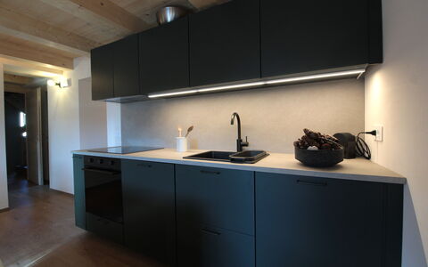 Casa Tomà Mountain View Cortina: Kitchen, Countertop, Interior Design, Cabinetry, Plumbing Fixture, Kitchen Sink, Sink, Furniture, Flooring, Kitchen Appliance