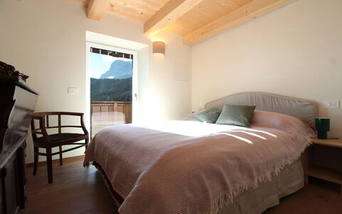 Casa Tomà Mountain View Cortina: Furniture, Wood, Interior Design, Floor, Flooring, Bedroom, Bed, Bed Sheet, Ceiling, Bedding