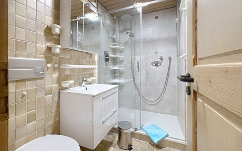 Schwarzwaldhof mit Pool & Sauna: Bathroom, Plumbing Fixture, Flooring, Interior Design, Floor, Toilet, Bathroom Sink, Sink, Toilet Seat, Tap