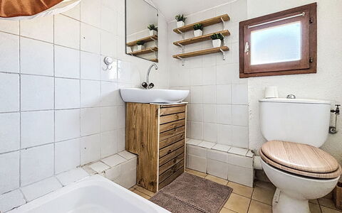 Le Millmer: Toilet Seat, Toilet, Bathroom, Plumbing Fixture, Flooring, Floor, Plumbing, Sink, Bathroom Sink, Tile
