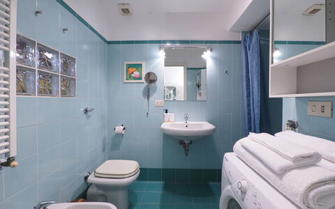 Suite Meda: Bathroom, Interior Design, Plumbing Fixture, Flooring, Bathroom Sink, Floor, Sink, Toilet, Tap, Room