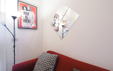 Suite Meda: Wall, Interior Design, Picture Frame, Room, Paint, Modern Art, Living Room, Design, Lamp