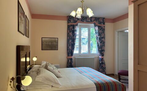 Besanina: Furniture, Interior Design, Wood, Room, Textile, Bedroom, Lighting, Linens, Ceiling, Flooring