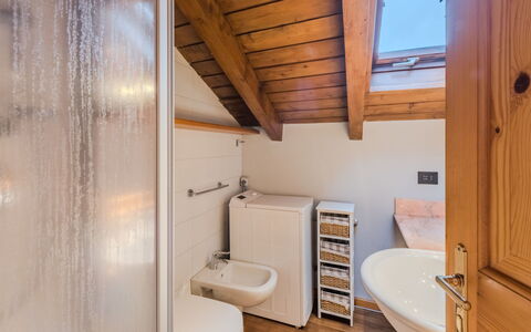 Pinzolo 5: Flooring, Floor, Wood, Plumbing Fixture, Interior Design, Ceiling, Bathroom, Plumbing, Room, Tap